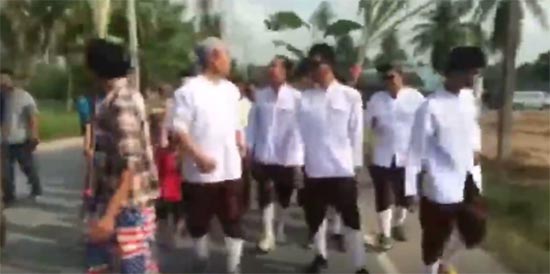 เปิดคลิปขบวนขันหมากยิงปืนฉลอง กระหน่ำหมดแม็ก ถูกชาวบ้านดับ