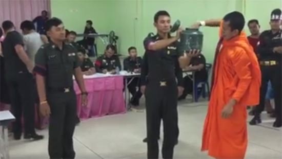 คลิปเกณฑ์ทหาร 2560 เมื่อพระ (ไม่) รอด งานนี้ตนเป็นที่พึ่งแห่งตน ล้วน ๆ