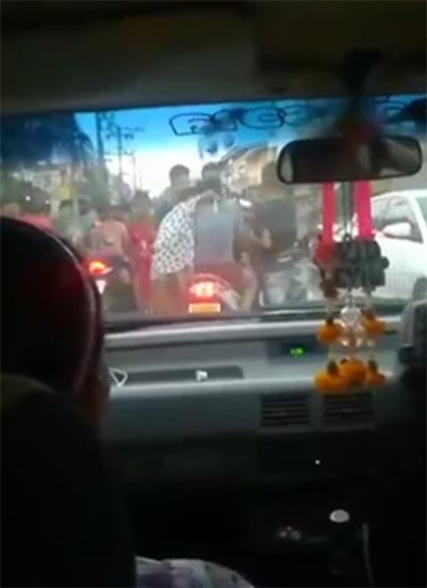 เสื่อม ! แก๊งโจ๋ตั้งจุดเล่นสงกรานต์ รุมหอมแก้ม-ล้วงจับหน้าอกสาว (มีคลิป)