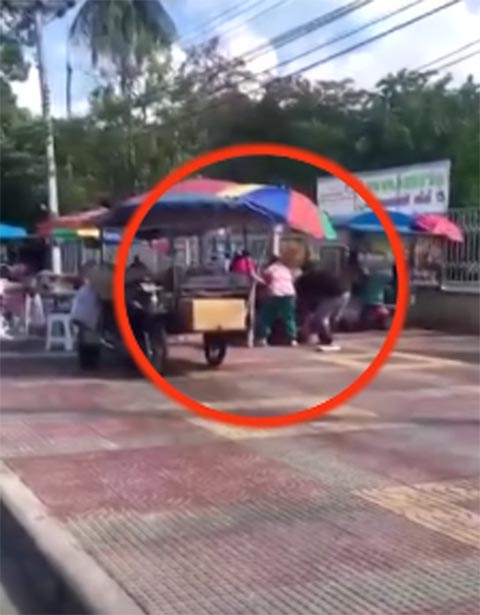 2 แม่ลูกรุมทำร้ายแม่ค้าชานม