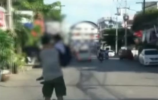 พ่อขี่จักรยานไฟฟ้าล้อเดียว