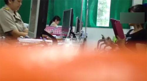 แรง !! หญิงด่าเจ้าหน้าที่ขนส่ง สิทธิส่วนบุคคลอย่าเสือก ฉุนทำหน้าไม่รับแขกแรง !! หญิงด่าเจ้าหน้าที่ขนส่ง สิทธิส่วนบุคคลอย่าเสือก ฉุนทำหน้าไม่รับแขก