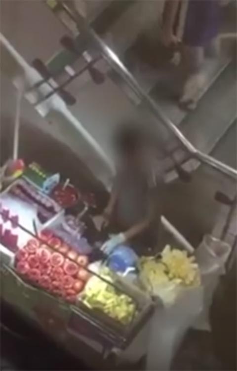 พ่อค้าน้ำทับทิมทำเนียนเอาขวดเก่ามาใช้ซ้ำไม่ล้าง