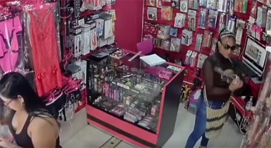 หัวขโมยสาวสุดอาย