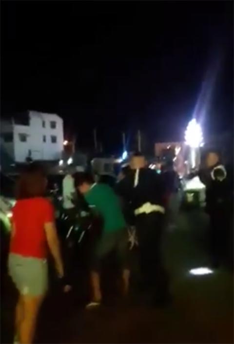 สาวโวยถูกอาสาเอากระบองตีหัว