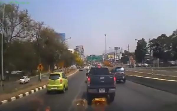 เปิดคลิปกล้องหน้ารถกระบะผู้พัน