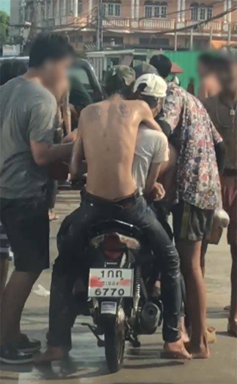 โจ๋รุมเล่นสงกรานต์กับสาว