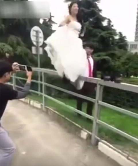 เจ้าสาวเคราะห์ร้าย ก้าวพลาดขณะถ่ายภาพงานแต่ง เห็นแล้วเจ็บแทน (มีคลิป)เจ้าสาวเคราะห์ร้าย ก้าวพลาดขณะถ่ายภาพงานแต่ง เห็นแล้วเจ็บแทน (มีคลิป)