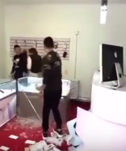 หนุ่มฟาดเงินปึกใหญ่ ซื้อ iPhone 7 มาทุบทิ้ง ฉุนถูกพนักงานดูถูก !