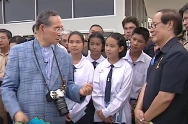 ย้อนชมในหลวง ร.9 เมื่อครั้งพระพลานามัยแข็งแรง ตรัสเรื่องฝนหลวงกับนักเรียน