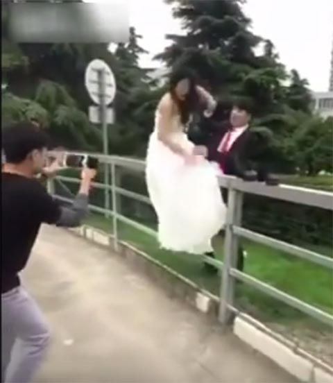 เจ้าสาวเคราะห์ร้าย ก้าวพลาดขณะถ่ายภาพงานแต่ง เห็นแล้วเจ็บแทน (มีคลิป)