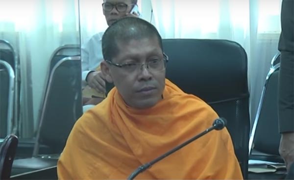 ศาลให้ประกันตัวพระสนิทวงศ์ 4 แสนบาท ก่อนถูกอายัดตัวขัดคำสั่ง คสช. ต่อ