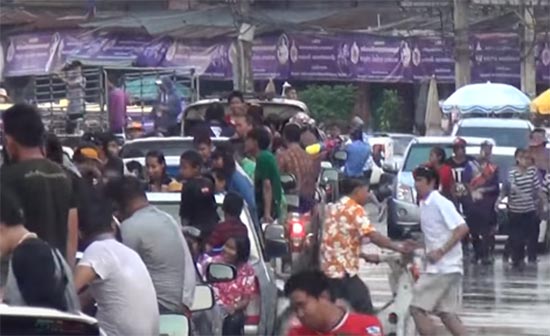 นักวิจัยชี้ ยืน-นั่งท้ายกระบะ เสี่ยงรถพลิกคว่ำได้ง่าย ยืน 10 คนเสี่ยงพลิกครึ่งต่อครึ่ง