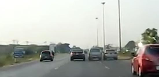 เตือนภัยผู้ใช้รถ แก๊งตบทรัพย์หลอกเฉี่ยวชนเรียกค่าเสียหาย (มีคลิป)