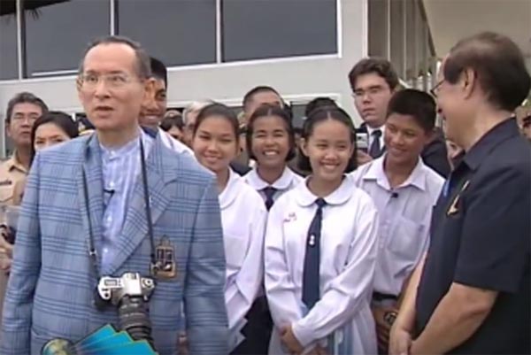 ย้อนชมในหลวง ร.9 เมื่อครั้งพระพลานามัยแข็งแรง ตรัสเรื่องฝนหลวงกับนักเรียน