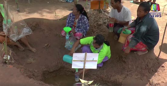 ชาวบ้านแห่ดื่มน้ำในบ่อที่ขุดพบโซ่ตรวน เชื่อเป็นน้ำทิพย์รักษาโรคได้