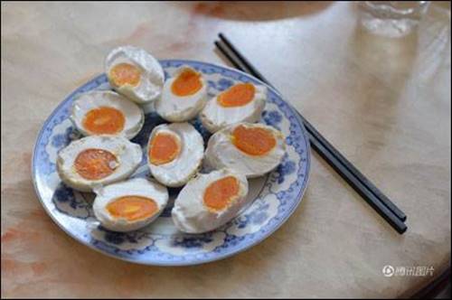 คุณยายจีนสุดว๊าว ขายไข่เค็มออนไลน์ ช่วยยกระดับความเป็นอยู่ของหมู่บ้าน