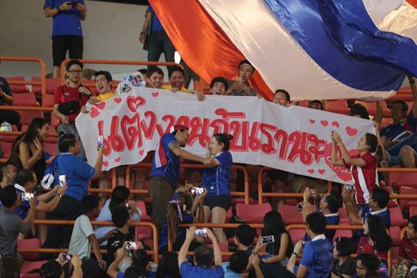 เซอร์ไพรส์ !!! หนุ่มแฟนบอลช้างศึก ลุกขอแฟนสาวแต่งงานช่วงบอลพักครึ่ง