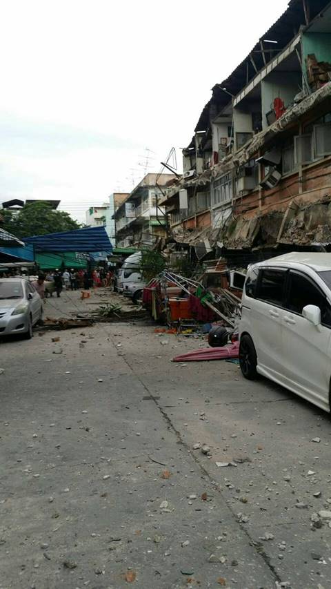 ระทึก ! ระเบียงตึกแถวย่านตลาดประชานิเวศน์ร่วงหล่นยาว 10 คูหา รถเสียหายยับ