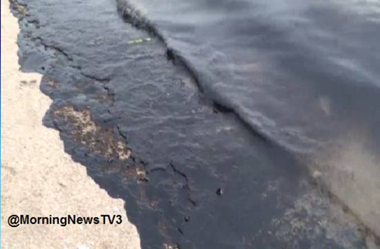 คราบน้ำมันปริศนา ลอยทะลักติดชายหาดบางแสนยาวกว่า 1 กิโลเมตร
