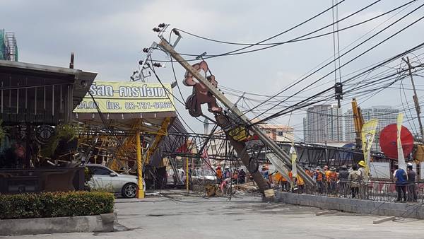 ระทึกอีก ! เครนถล่มทับบ้านเรือน-ร้านค้า ซ.กรุงเทพกรีฑาซอย 8 ไฟดับทั้งหมด