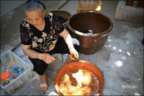 คุณยายจีนสุดว๊าว ขายไข่เค็มออนไลน์ ช่วยยกระดับความเป็นอยู่ของหมู่บ้าน