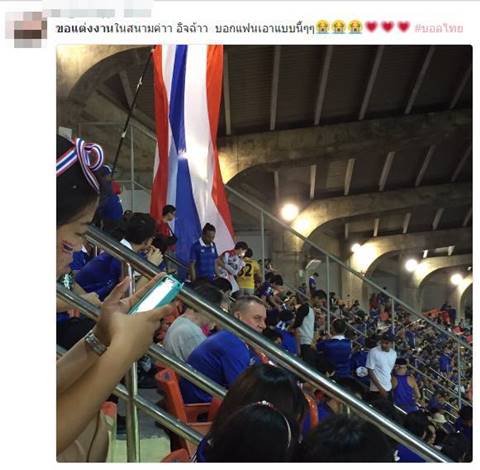 เซอร์ไพรส์ !!! หนุ่มแฟนบอลช้างศึก ลุกขอแฟนสาวแต่งงานช่วงบอลพักครึ่ง