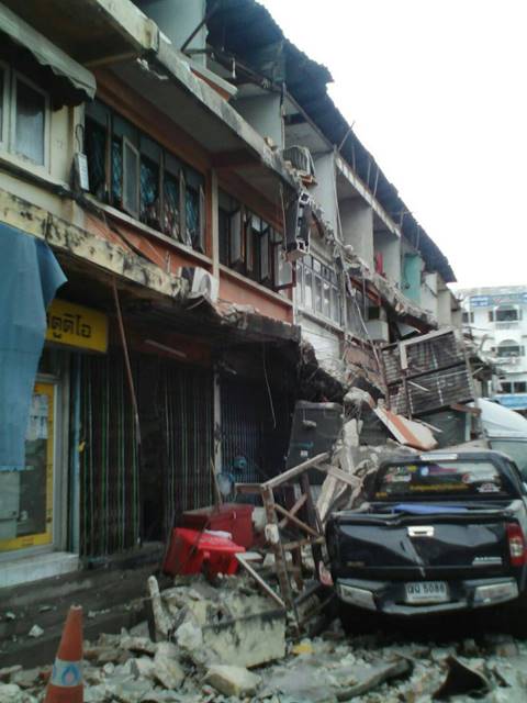 ระทึก ! ระเบียงตึกแถวย่านตลาดประชานิเวศน์ร่วงหล่นยาว 10 คูหา รถเสียหายยับ