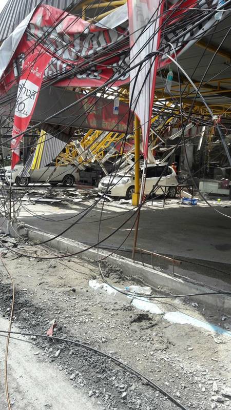 ระทึกอีก ! เครนถล่มทับบ้านเรือน-ร้านค้า ซ.กรุงเทพกรีฑาซอย 8 ไฟดับทั้งหมด