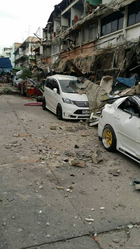 ระทึก ! ระเบียงตึกแถวย่านตลาดประชานิเวศน์ร่วงหล่นยาว 10 คูหา รถเสียหายยับ