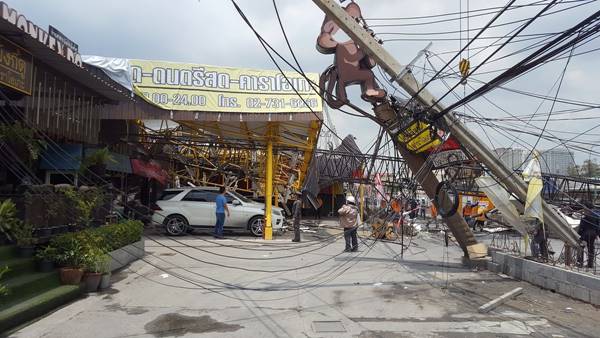 ระทึกอีก ! เครนถล่มทับบ้านเรือน-ร้านค้า ซ.กรุงเทพกรีฑาซอย 8 ไฟดับทั้งหมด