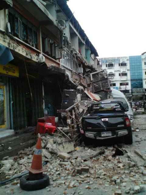 ระทึก ! ระเบียงตึกแถวย่านตลาดประชานิเวศน์ร่วงหล่นยาว 10 คูหา รถเสียหายยับระทึก ! ระเบียงตึกแถวย่านตลาดประชานิเวศน์ร่วงหล่นยาว 10 คูหา รถเสียหายยับ