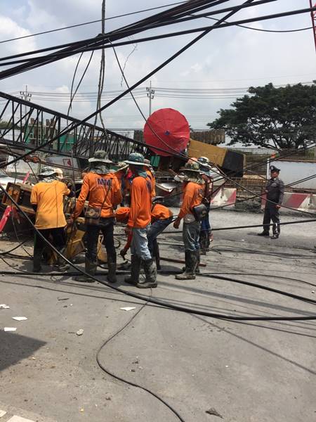 ระทึกอีก ! เครนถล่มทับบ้านเรือน-ร้านค้า ซ.กรุงเทพกรีฑาซอย 8 ไฟดับทั้งหมด