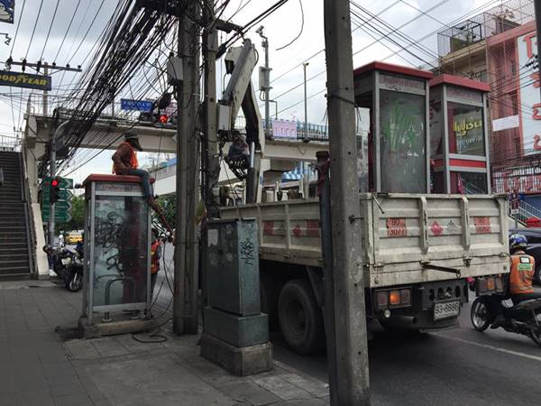 ทยอยเก็บตู้โทรศัพท์สาธารณะ หลังคนใช้น้อยลง ชาวบ้านยันยังจำเป็น