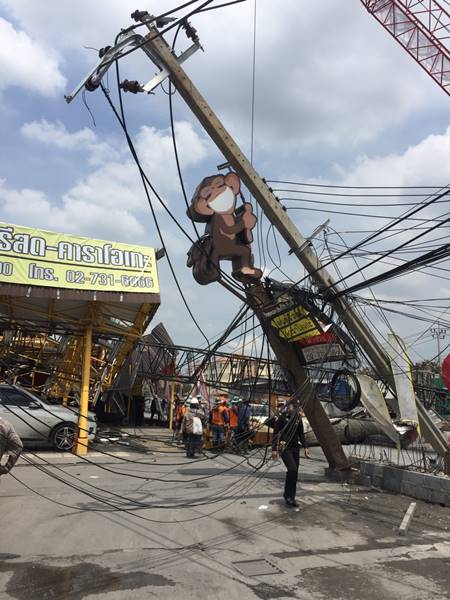 ระทึกอีก ! เครนถล่มทับบ้านเรือน-ร้านค้า ซ.กรุงเทพกรีฑาซอย 8 ไฟดับทั้งหมด