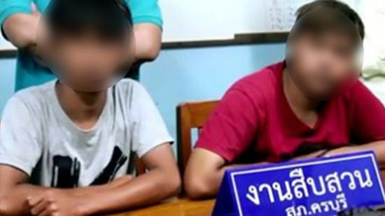 รวบ 2 โจ๋สุดเหิมเกริม แบกปืนอาก้าเร่ขายกลางหมู่บ้าน อ้างซื้อจากเฟซบุ๊ก