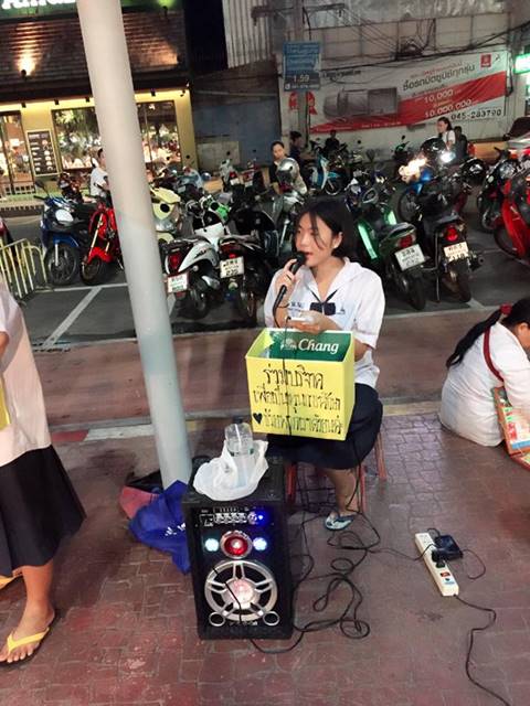แชร์สนั่น ! คลิปนักเรียน ม.3 เสียงดี ร้องเพลงหาเงินเรียนต่อ-บริจาคคนยากจน