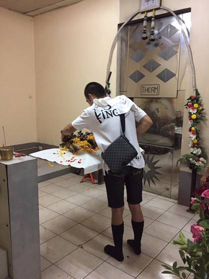 หนุ่มเศร้าสุนัขที่รักจากไป