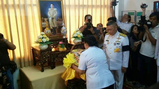 ในหลวง ร.10 มอบกระเช้าชื่นชมพนักงาน ขสมก. 