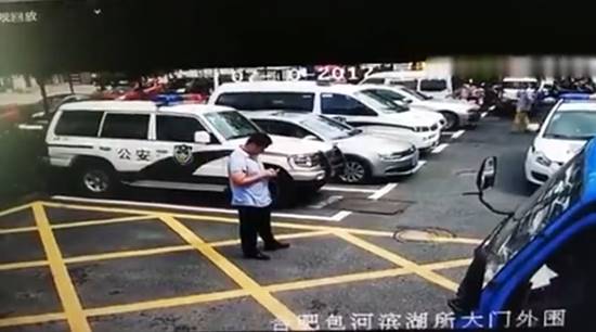 พุ่งตัวไปนอนใต้ล้อรถ