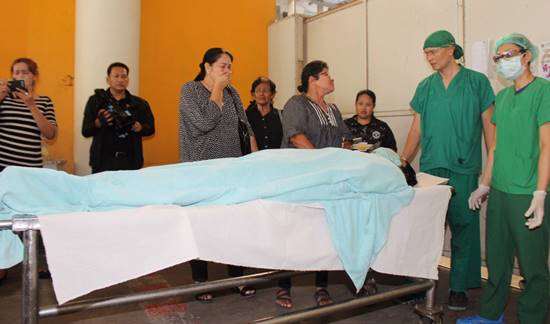 แม่ร่ำไห้รับศพ น.ศ.อุเทนถวาย