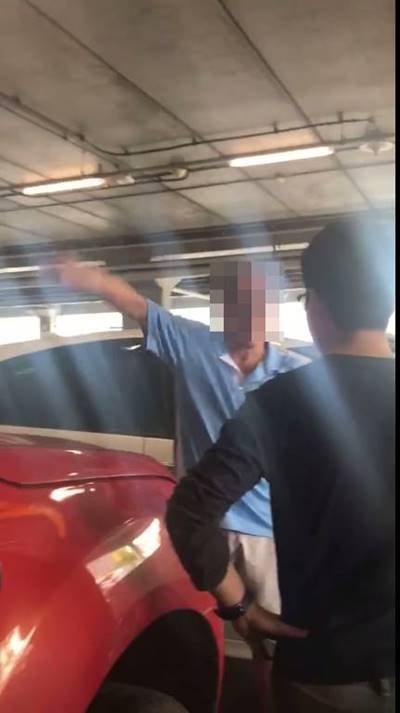  ขับเลยที่จอดให้คนวิ่งมาจอง