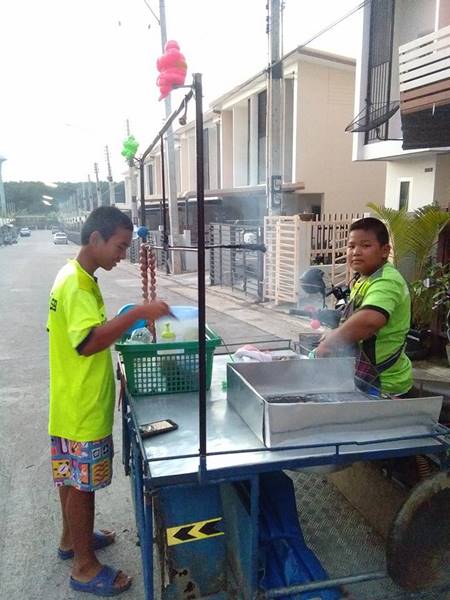  เด็ก ม.1 ขี่ซาเล้งขายไส้กรอกอีสานหลังเลิกเรียน 