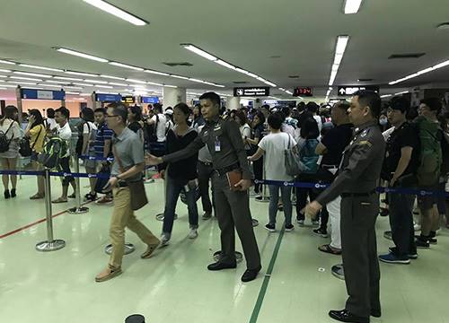 สตม. ระดมตำรวจ 200 นาย ลงสุวรรณภูมิ-ดอนเมือง