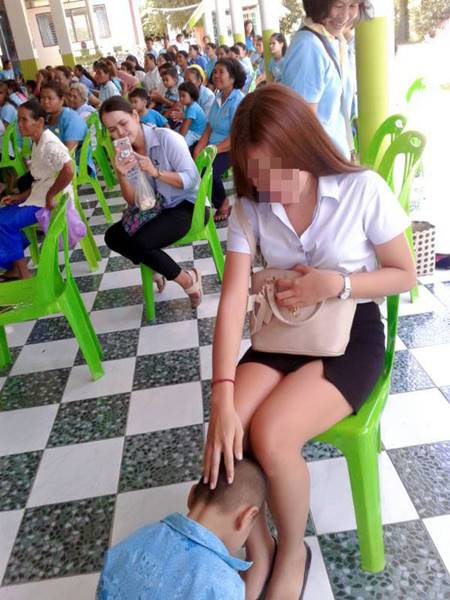 คุณแม่นักศึกษาร่วมงานวันแม่ที่โรงเรียน