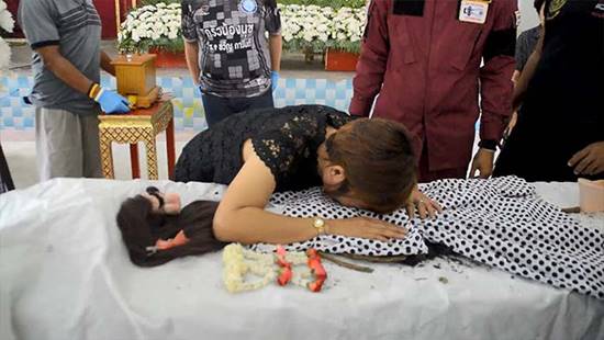 พิธีรดน้ำศพน้องพลอย แม่ฟุบร่ำไห้ 