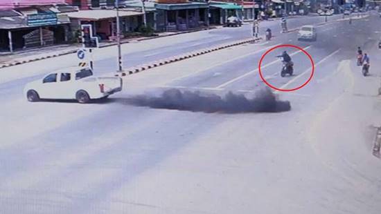 คลิปมอเตอร์ไซค์ไล่ยิงอริกลางถนน
