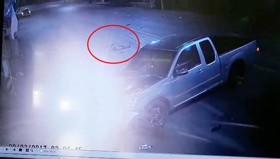 กระบะตีนผีแซงทางโค้ง