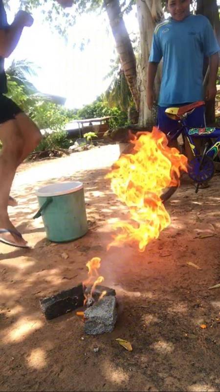 3 หนุ่มน้อยเล่นมังกรพ่นไฟ