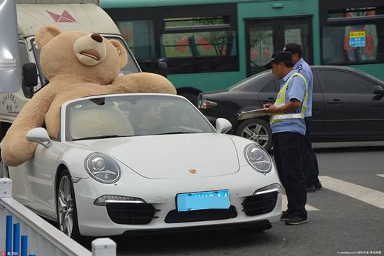 หนุ่มสายเปย์ลงทุนหอบหมียักษ์ใส่รถหรูมาให้สาว